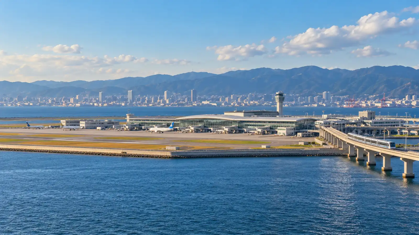 典型的机场岛环境，包括海湾和自动化交通系统。