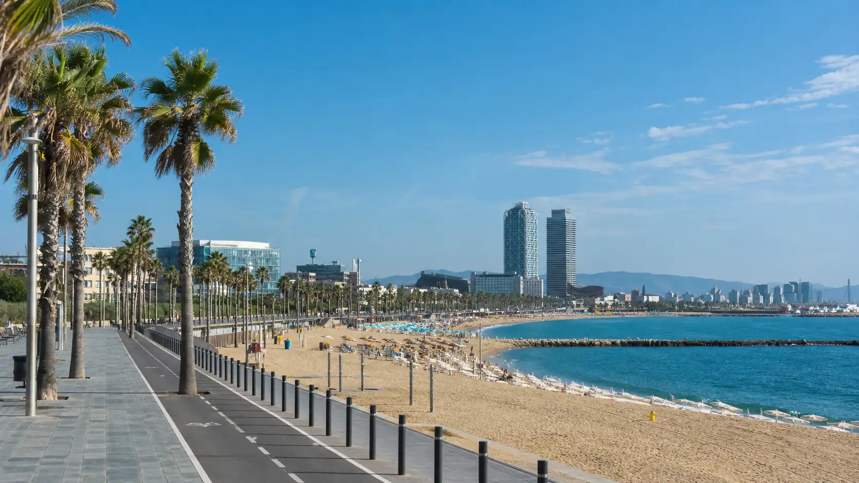Barcelona beach and waterfront promenade on a sunny day Strand und Uferpromenade von Barcelona an einem sonnigen Tag