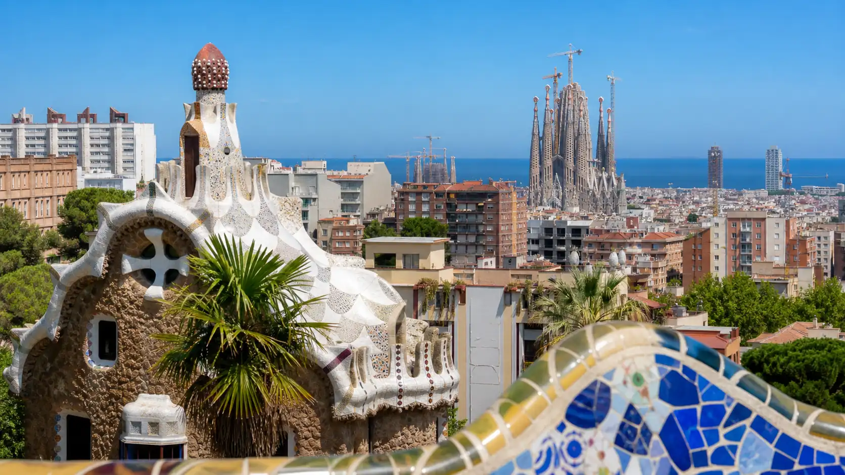Barcelona Gaudi architecture with Sagrada Familia mosaic and city skyline Barcelona Gaudí-Architektur mit Mosaik der Sagrada Família und der Skyline der Stadt