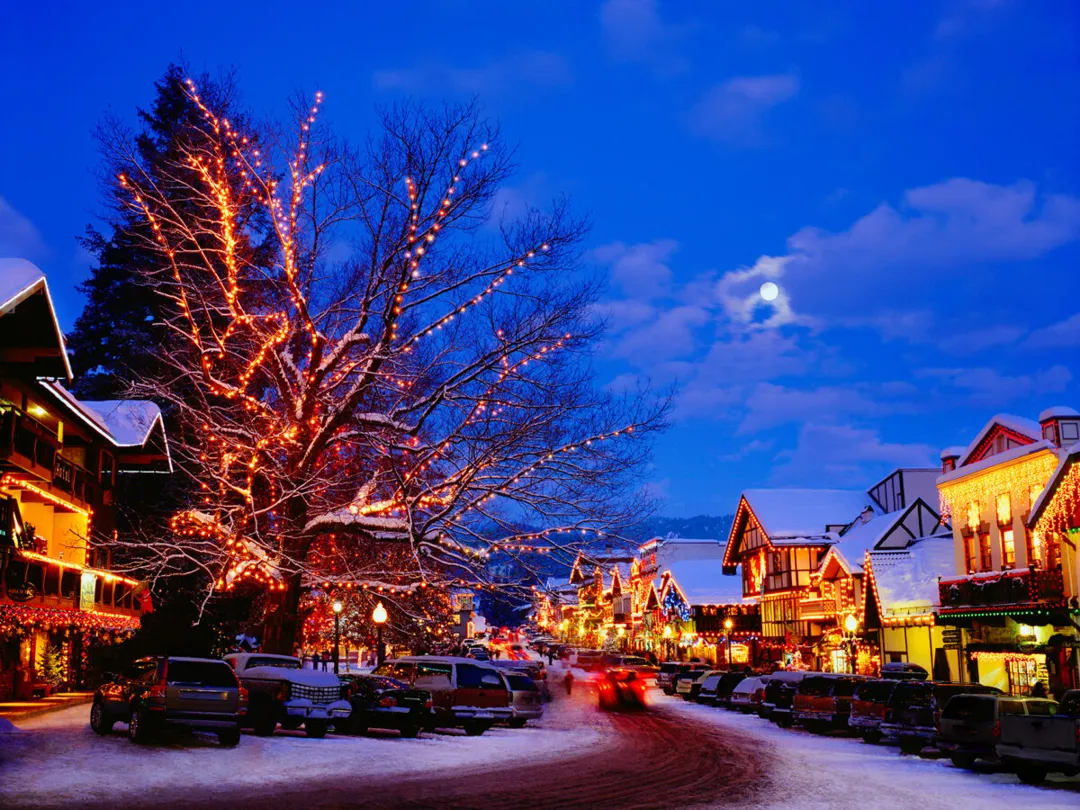 Best Christmas Towns in USA Cover