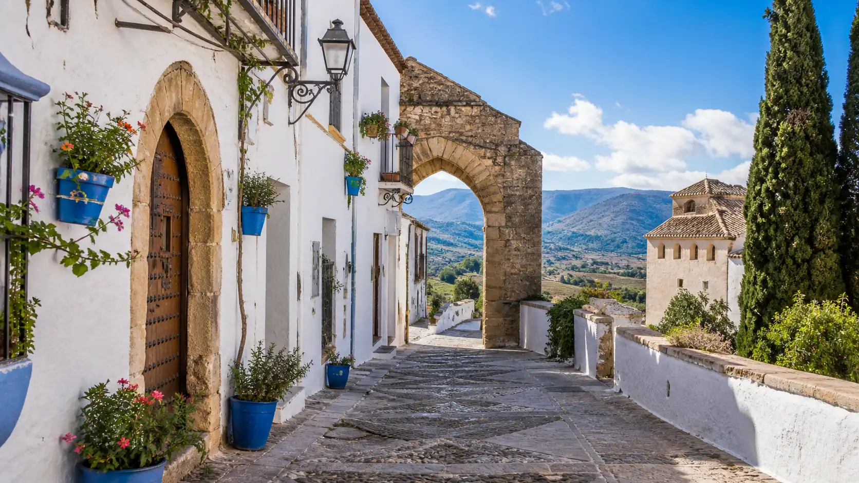 Whitewashed old town walking route in Ronda Spain Weiß getünchte Altstadt-Wanderroute in Ronda Spanien