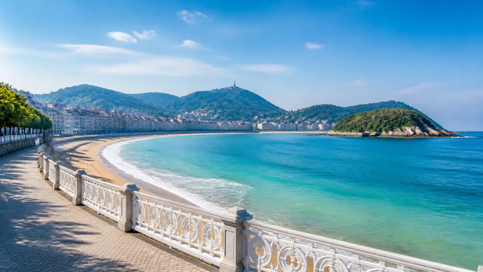 La Concha beach promenade and bay in San Sebastian Passeio marítimo e baía da praia de La Concha em San Sebastián