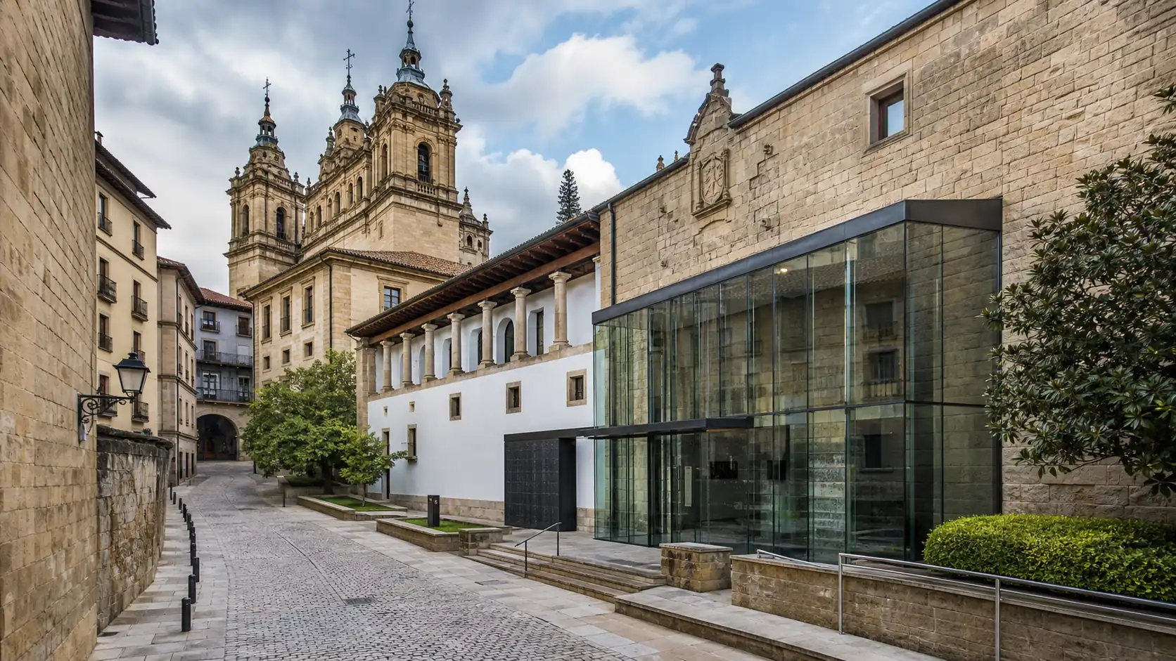 San Telmo Museum and old town architecture in San Sebastian Museu San Telmo e arquitetura da Cidade Velha em San Sebastian
