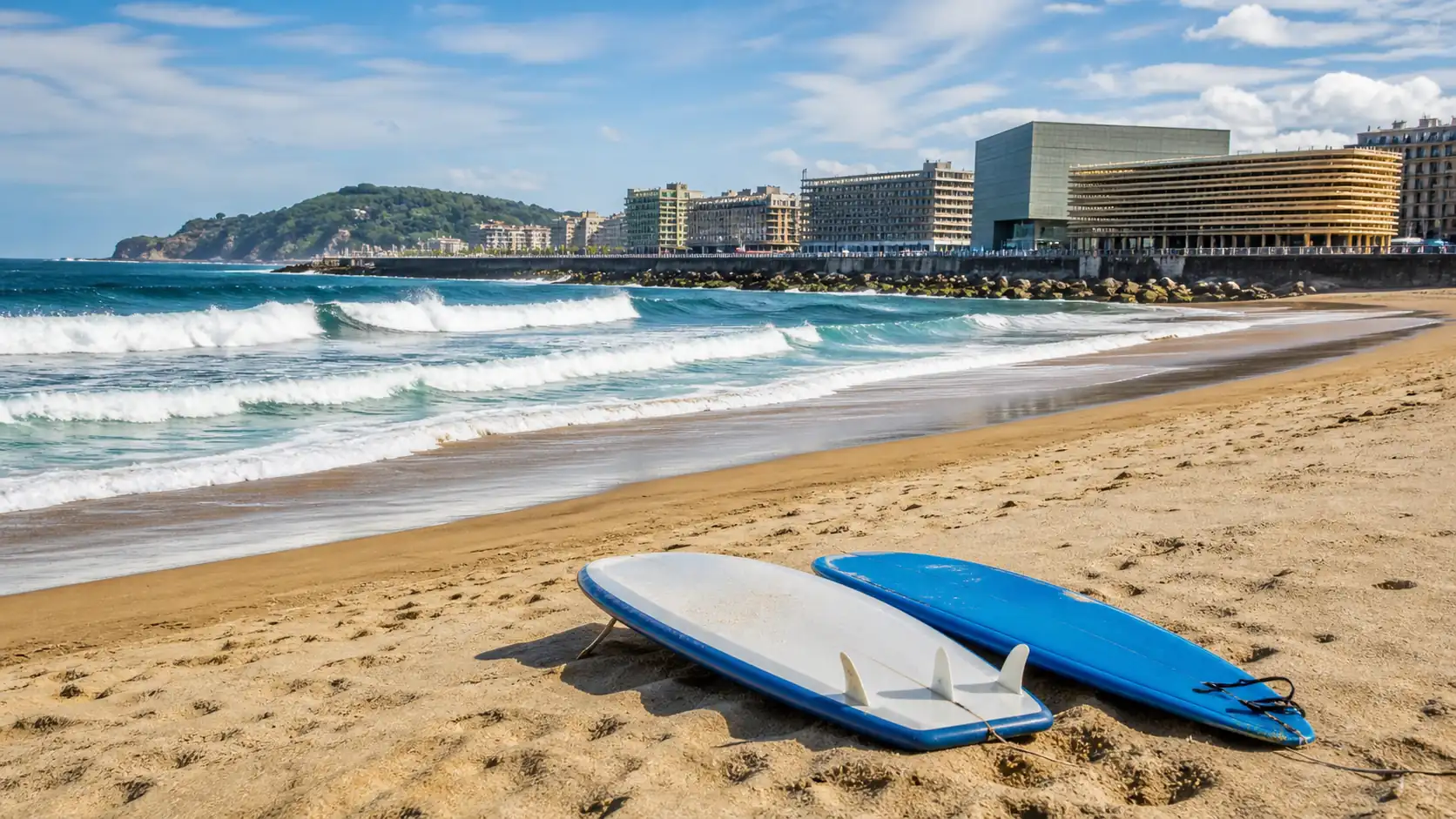 Zurriola beach surfboards and waves in San Sebastian Pranchas de surf e ondas na praia de Zurriola em San Sebastian