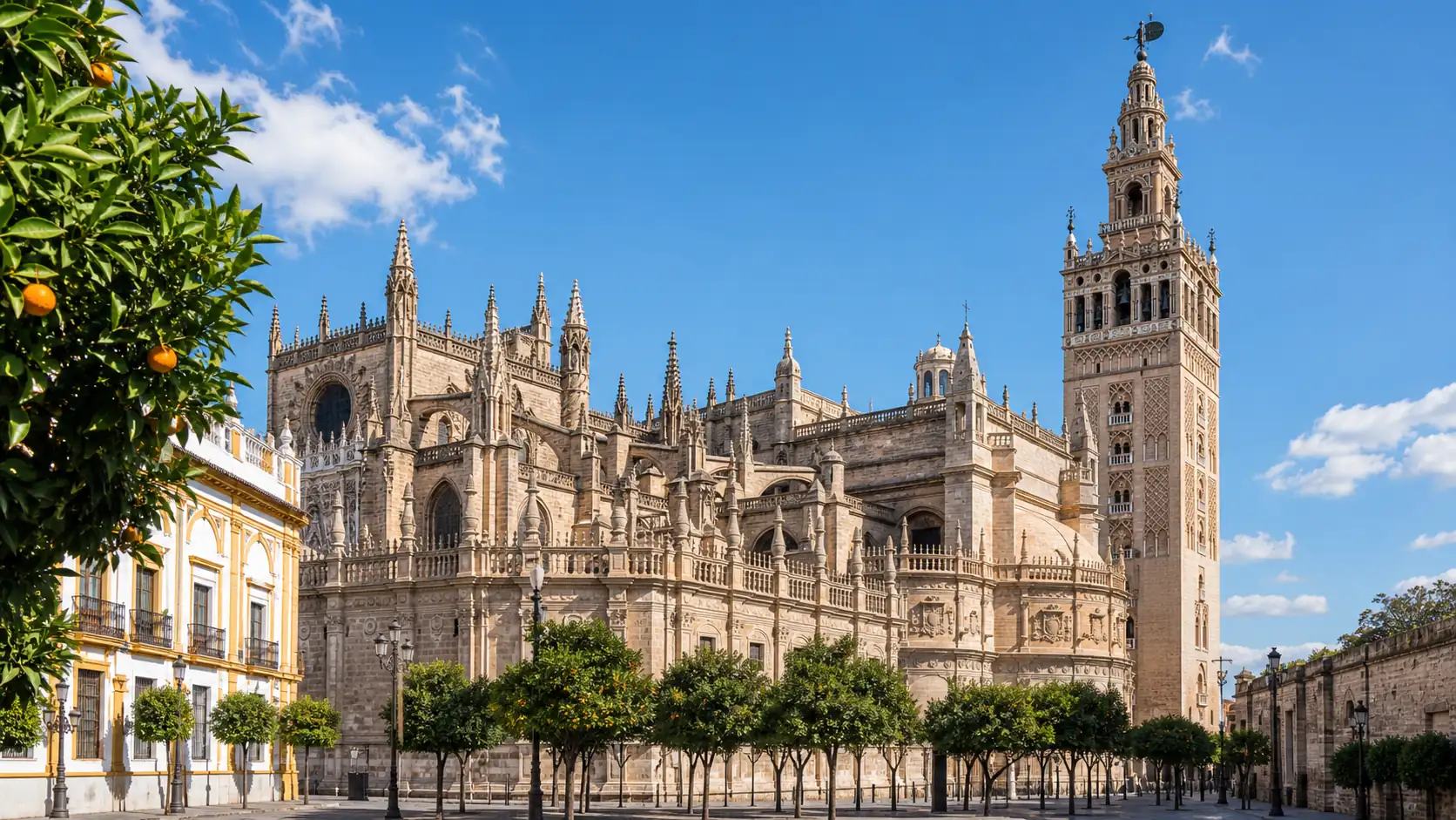 Seville Cathedral and La Giralda under a blue sky Kathedrale von Sevilla und La Giralda unter blauem Himmel