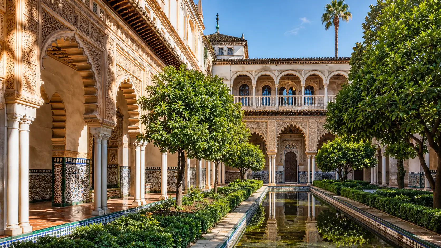Real Alcazar gardens and tiled courtyard in Seville Gärten und gefliester Innenhof des Real Alcazar in Sevilla