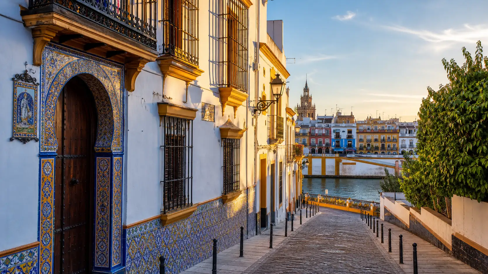 Triana ceramic streets and riverside atmosphere in Seville Trianas Keramikstraßen und Atmosphäre am Flussufer in Sevilla