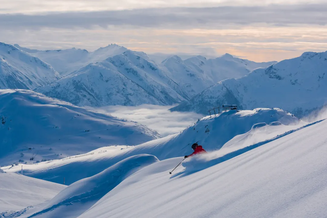 Skifahren und Snowboarden