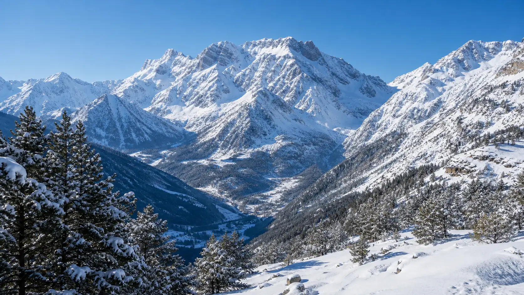 Snow-covered Spanish Pyrenees mountains in winter Schneebedeckte spanische Pyrenäen im Winter