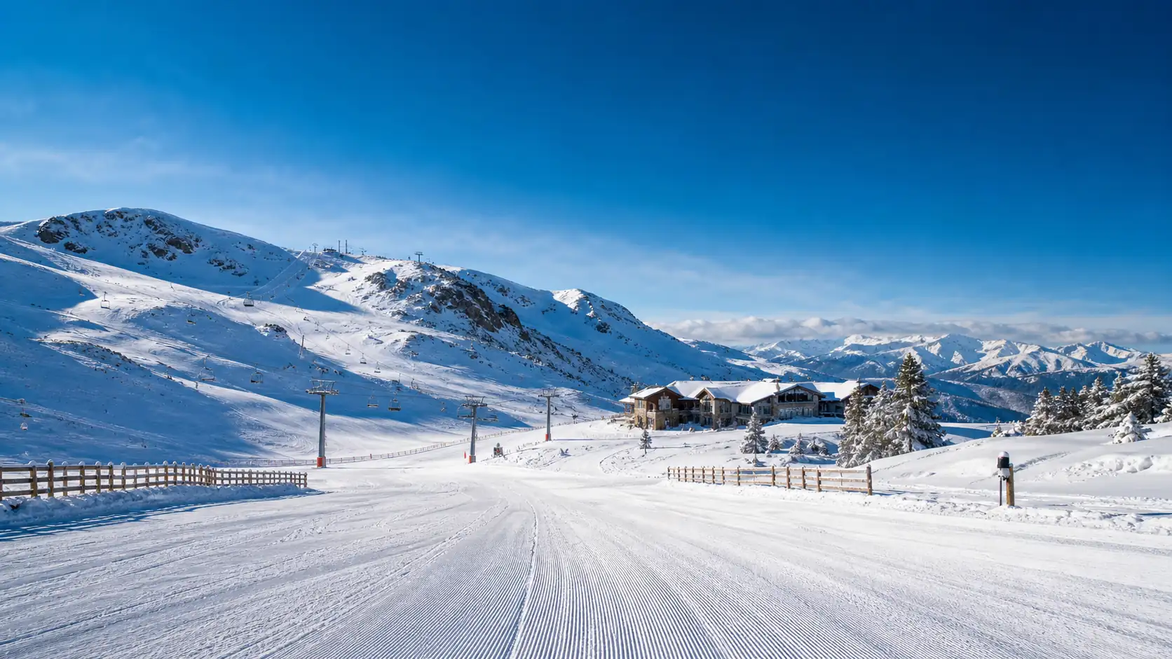 Spanish ski resort slopes in bright winter conditions Spanische Skipisten bei strahlendem Winterwetter