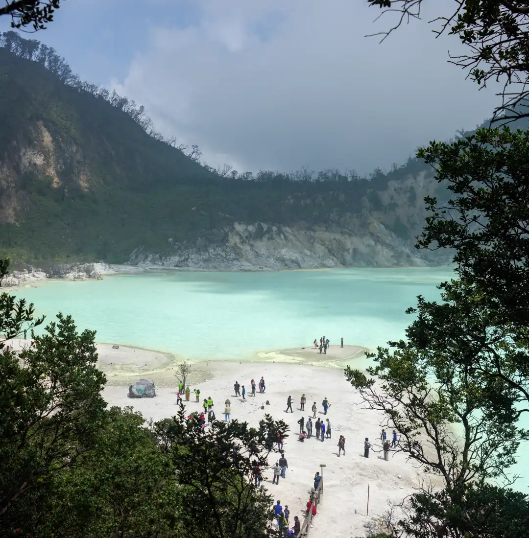 火山口白湖